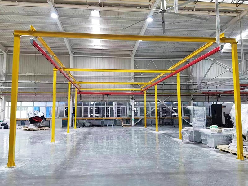 KBK起重機作為一種高效、安全、可靠的起重設備，廣泛應用于工廠、倉庫、生產(chǎn)線等工業(yè)領域。因其模塊化設計、操作靈活、安裝簡便等優(yōu)點，深受企業(yè)用戶的青睞。那么，KBK起重機品牌有哪些？哪個牌子的KBK起重機好呢？ KBK起重機的品牌概述 KBK起重機的品牌眾多，其中德馬格、科尼和越力重工是市場上較為知名的品牌。 德馬格（進口品牌）：德馬格是全球領先的物料搬運和起重解決方案提供商之一。其KBK起重機系統(tǒng)以其高效、穩(wěn)定、可靠的性能而著稱。德馬格的KBK起重機設計先進，具有出色的承重能力和靈活性，能夠滿足各種復雜環(huán)境下的作業(yè)需求。 科尼（進口品牌）：科尼是一家擁有百年歷史的物料搬運設備制造商。其KBK起重機產(chǎn)品在市場上也享有較高的聲譽?？颇岬腒BK起重機設計合理，結(jié)構緊湊，操作簡便，能夠滿足各種工業(yè)生產(chǎn)線的需求。 越力重工：越力重工是國內(nèi)KBK起重機制造商之一，并且在國內(nèi)也具有一定的市場份額。越力重工注重產(chǎn)品質(zhì)量和性能的提升，引進德國生產(chǎn)工藝和標準，嚴格把控質(zhì)量控制體系，確保每一臺KBK起重機都達到標準和用戶要求。此外，此外，越力重工還提供全方位的售前咨詢、售中服務和售后支持，確保用戶在使用過程中得到及時、專業(yè)的幫助。 除了德馬格、科尼和越力重工之外，市場上還有訊飛、重望起重、鼎鑫等眾多知名品牌。這些品牌在市場上都有不錯的口碑和市場份額，用戶可以根據(jù)自己的實際需求和預算進行選擇。 如何選擇好的KBK起重機品牌 在眾多品牌中，選擇一個好的KBK起重機品牌對于確保起重作業(yè)的安全和效率至關重要。以下是一些建議，幫助您做出明智的選擇： 考察品牌實力：了解品牌的歷史、規(guī)模、技術實力和市場占有率等信息。選擇具有悠久歷史、強大技術實力和良好市場口碑的品牌，可以確保產(chǎn)品的質(zhì)量和服務的可靠性。 關注產(chǎn)品質(zhì)量：質(zhì)量是選擇KBK起重機品牌的首要因素。通過查閱產(chǎn)品說明書、了解產(chǎn)品的制造工藝和質(zhì)量控制體系，以及查看產(chǎn)品的實際運行效果和用戶評價，可以判斷產(chǎn)品的質(zhì)量水平。 考慮性能需求：根據(jù)作業(yè)環(huán)境和需求，選擇合適的KBK起重機類型和規(guī)格。例如，對于需要頻繁移動和定位的作業(yè)，可以選擇具有高精度和高穩(wěn)定性的起重機；對于需要承受大負荷的作業(yè)，可以選擇具有強大承重能力的起重機。 了解售后服務：良好的售后服務是確保起重機長期穩(wěn)定運行的重要保障。了解品牌的售后服務政策、服務網(wǎng)絡和服務質(zhì)量等信息，可以確保在使用過程中得到及時、專業(yè)的支持和幫助。 參考用戶評價：通過查閱用戶評價、咨詢專業(yè)人士或參觀展會等方式，了解用戶對各個品牌的評價和反饋。這有助于您更全面地了解品牌的實際表現(xiàn)和用戶滿意度。 KBK起重機的類型 KBK起重機的類型也多種多樣，安裝軌道形式分為柔性、剛性和鋁合金三種，根據(jù)安裝方式分為自立式、懸掛式，根據(jù)驅(qū)動方式分為手動和電動等。用戶可以根據(jù)自己的實際需求和作業(yè)環(huán)境進行選擇，以確保起重機的性能和效率得到充分發(fā)揮。也可以詳細咨詢KBK起重機廠家，在上面提到的這些KBK起重機品牌都會提供合理、實用性高的方案給到用戶，因此在類型的了解和選擇上并不需要下太大的功夫。 綜上所述，選擇一個好的KBK起重機品牌需要綜合考慮多個因素。德馬格、科尼和越力重工作為市場上較為知名的品牌，具有出色的產(chǎn)品質(zhì)量、性能和服務。用戶可以根據(jù)自己的實際需求和預算進行選擇，以確保獲得最佳的起重解決方案。